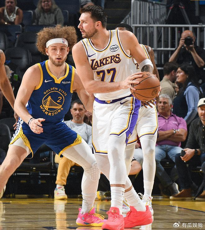 开云体育下载-东契奇生日夜26+6+8，詹皇准三双造2大纪录，湖人大胜勇士止3连败|勒布朗·詹姆斯|波士顿凯尔特人队|nba全明星赛|菲尼克斯太阳队|卢卡-东契奇_新浪体育_新浪新闻