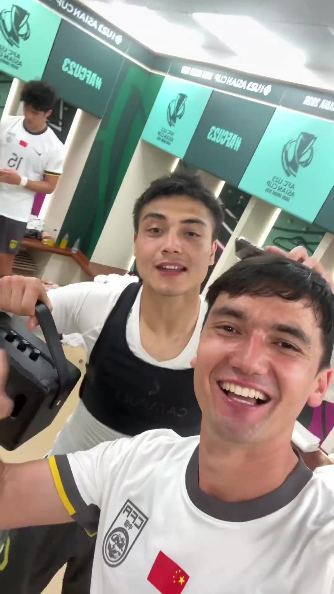 kaiyun-疯狂庆祝！木塔力甫晒更衣室视频并配文：计划有变 冲击决赛